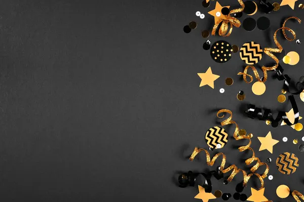 Новогодняя Вечеринка Граничит Блестящими Черно Золотыми Лентами Конфетти Вид Сверху — стоковое фото