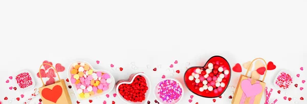 バレンタインデーのお菓子は お菓子の品揃えとの境界線 コピースペースのある白いバナーの背景の上ビュー — ストック写真