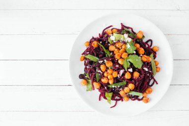 Ispanaklı ve nohutlu sağlıklı pancar eriştesi. Beyaz ahşap arka planda genel görünüm.