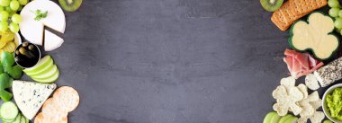 Aziz Patrik Günü temalı şarküteri arka planda çifte sınır. Peynir, et, meyve ve sebze mezeleri koleksiyonu. Üst alt görünüm.