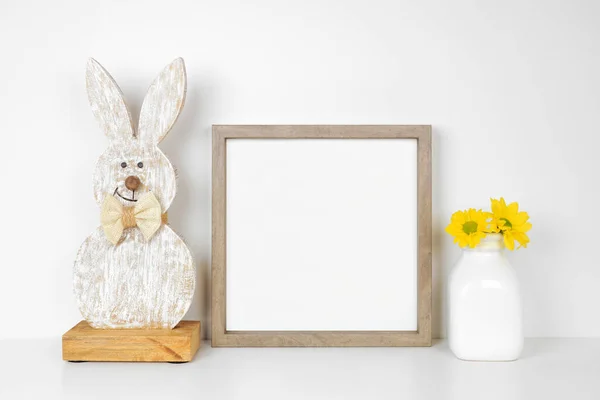 Нарисуйте Деревянную Раму Пасхальным Декором Белой Полке Деревянный Кролик Ваза — стоковое фото