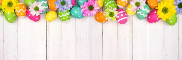 Kleurrijke Paaseieren Lentebloemen Bovenrand Bekijken Tegen Een Witte Houten Banner — Stockfoto