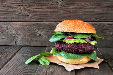 Avokado ve ıspanaklı vejetaryen pancar burgeri.