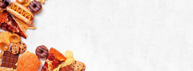 Beyaz mermer afiş arkaplanının üzerindeki abur cubur köşesi. Paket servis ve fast food. Pizza, hamburger, patates kızartması, cips, sosisli sandviç, şeker. Kopyalama alanı ile görünümün üstünde.