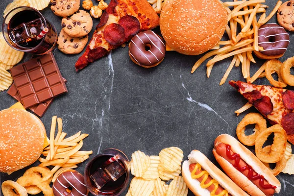 Junk Food Frame Een Donkere Achtergrond Verscheidenheid Aan Afhaalmaaltijden Fastfood — Stockfoto