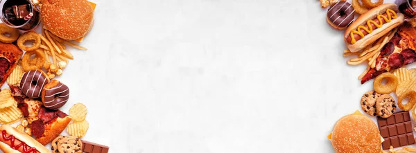 白い大理石の旗の背景の上にジャンクフードの二重国境 テイクアウトとファーストフードの盛り合わせ ハンバーガー フライドポテト チップス ホットドッグ お菓子 コピースペースでのオーバーヘッドビュー — ストック写真