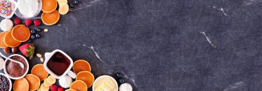 Kahvaltı ya da brunch, açık büfe büfe köşesi sınırı. Koyu taştan bir afişin üst görüntüsü. Bir sürü malzemeyle mini krep..