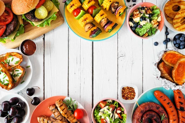 Zomer Bbq Picknick Voedsel Frame Burgers Gegrild Vlees Groenten Fruit — Stockfoto