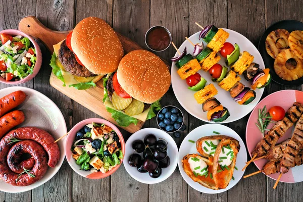 Sommer Grill Oder Picknick Tisch Szene Burger Grillfleisch Gemüse Obst — Stockfoto