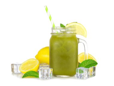 Yazın buzlu kibrit limonata, beyaz kavanozda izole edilmiş.