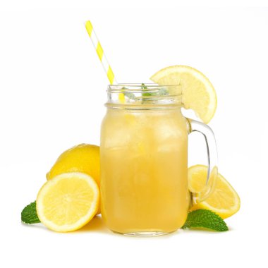 Yazın buzlu yeşil limonata, beyaz kavanozda izole edilmiş bir kavanozda.