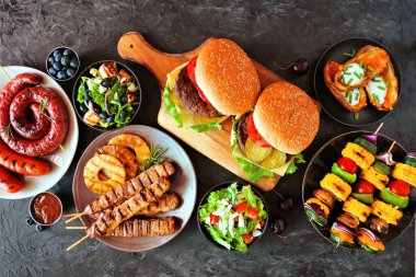 Yaz barbeküsü ya da piknik masası sahnesi.