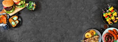 Yaz barbeküsü ya da piknik yemeği. Arka planda iki köşe sınırı.