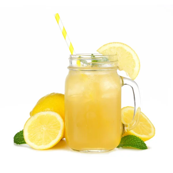 Letnia Mrożona Zielona Herbata Lemoniada Słoiku Masonem Szklanka Izolowana Białym — Zdjęcie stockowe