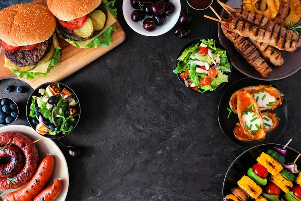 Sommergrillen Oder Picknick Umrahmen Das Angebot Burger Grillfleisch Gemüse Obst — Stockfoto