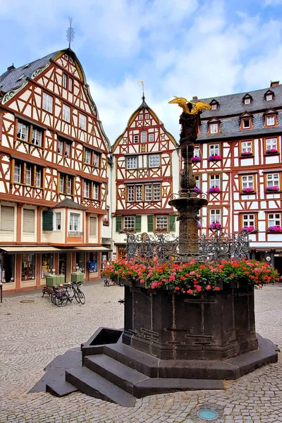 Vue Place Historique Marché Avec Fontaine Pittoresques Bâtiments Colombages Bernkastel — Photo