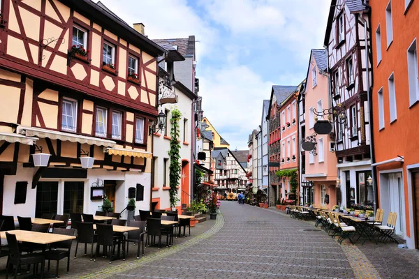 Belle Rue Bordée Bâtiments Traditionnels Colombages Dans Vieille Ville Bernkastel — Photo