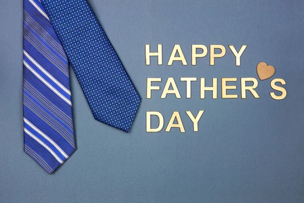 Šťastný Den Otců Poselství Modrými Kravatami Přes Šedý Modrý Papír — Stock fotografie