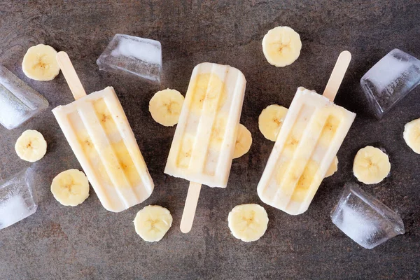 Healthy Banana Yogurt Ice Pops Top View Scattered Fruit Slices — Foto Stock