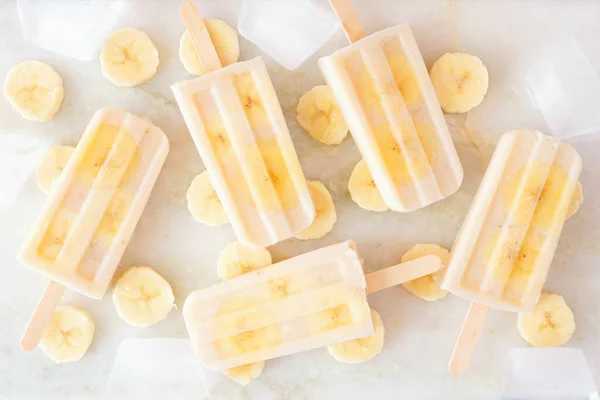 Ghiaccioli Yogurt Alla Banana Sani Sopra Vista Con Fette Frutta — Foto Stock