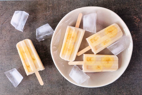 Healthy Banana Yogurt Popsicles Overhead View Table Scene Dark Background — 스톡 사진