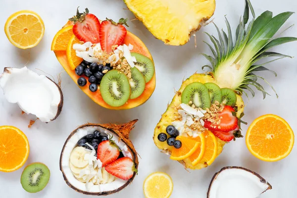 Gesunde Fruchtjoghurtschalen Einer Ananas Papaya Und Kokosnuss Obere Ansicht Tisch — Stockfoto