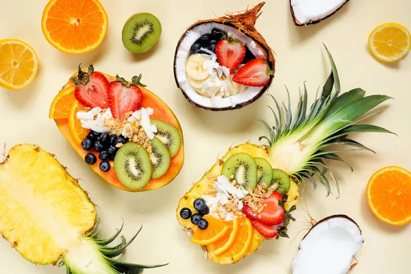 Gesunde Fruchtjoghurtschalen Einer Ananas Papaya Und Kokosnuss Tischszene Von Oben — Stockfoto
