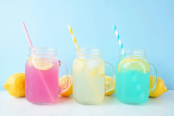 Kolorowe Letnie Napoje Lemoniadowe Trzy Kolory Słoiku Cytrynami Pastelowym Niebieskim — Zdjęcie stockowe