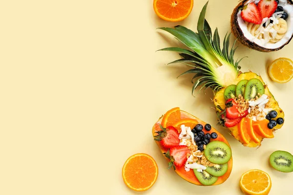 Gesunde Fruchtjoghurtschalen Einer Ananas Papaya Und Kokosnuss Seitenrand Aus Der — Stockfoto