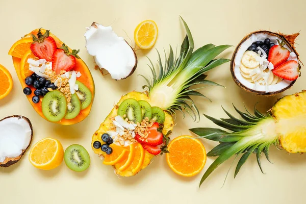 Gesunde Fruchtjoghurtschalen Einer Ananas Papaya Und Kokosnuss Tischszene Über Kopf — Stockfoto