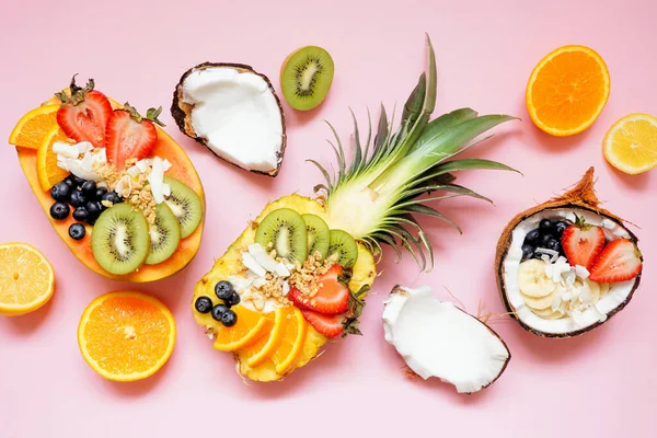 Gesunde Fruchtjoghurtschalen Einer Ananas Papaya Und Kokosnuss Tischszene Auf Rosa — Stockfoto