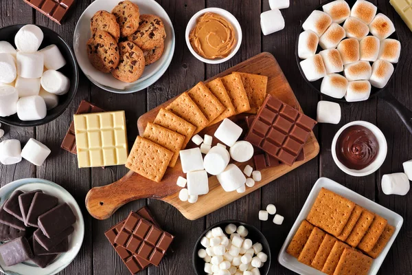 Smores Cena Mesa Buffet Marshmallows Assados Biscoitos Finos Chocolate Uma — Fotografia de Stock