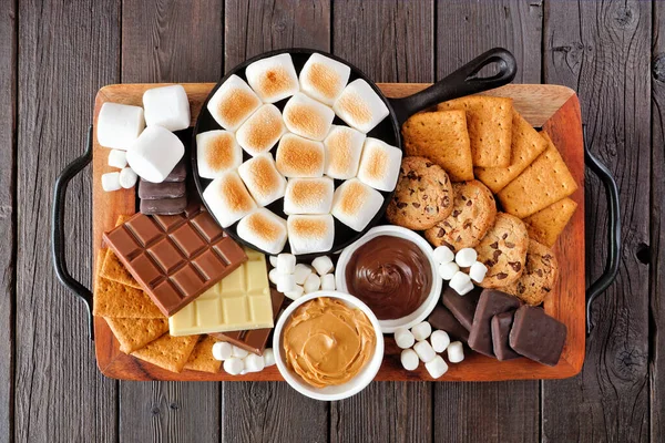 Smores Platter Marshmallows Assados Bolachas Chocolate Grupo Ingredientes Vista Acima — Fotografia de Stock