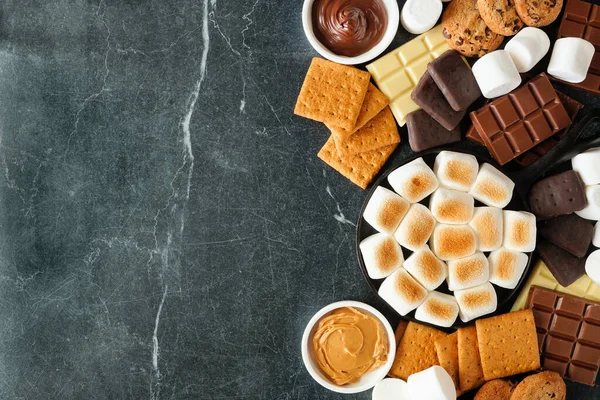 Smores Borda Lateral Buffet Marshmallows Assados Biscoitos Chocolate Uma Seleção — Fotografia de Stock