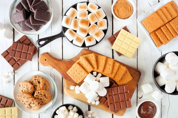 Smores Cena Mesa Buffet Marshmallows Assados Biscoitos Chocolate Uma Variedade — Fotografia de Stock