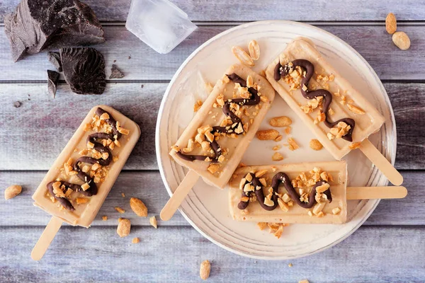 Gelo Manteiga Amendoim Aparece Com Garoa Chocolate Prato Vista Acima — Fotografia de Stock