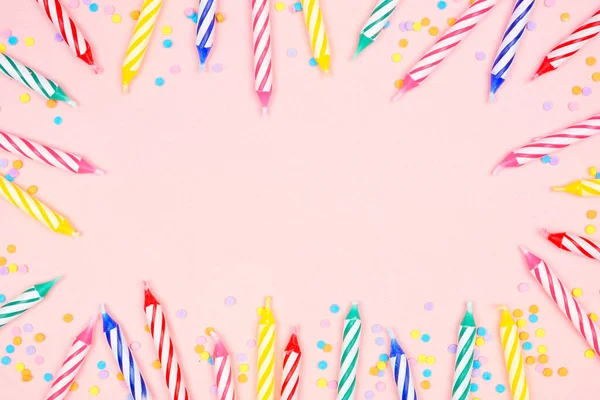 Барвисті Свічки Торта День Народження Цукерками Рамка Вигляду Зверху Рожевому — стокове фото