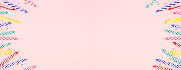 Красочные Праздничные Свечи Шоколадными Брызгами Баннер Двойной Каймой Розовом Фоне — стоковое фото