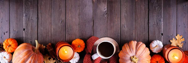 カボチャ セーター キャンドル コーヒーと居心地の良い秋の境界線 暗い木のバナーの背景の上のビュー スペースのコピー — ストック写真