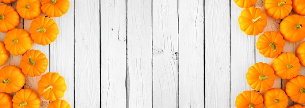Podzim Dvojité Hranice Oranžové Dýně Nad Bílým Dřevem Prapor Pozadí — Stock fotografie