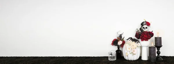 Dekorasi Rak Roman Halloween Gothic Dengan Salinan Ruang Terhadap Latar — Stok Foto