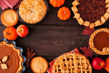 Ev yapımı sonbahar turtaları koleksiyonu. Balkabağı, elma ve ceviz. Koyu ahşap arkaplan üzerindeki en üstteki çerçeve kopyalama alanı ile.