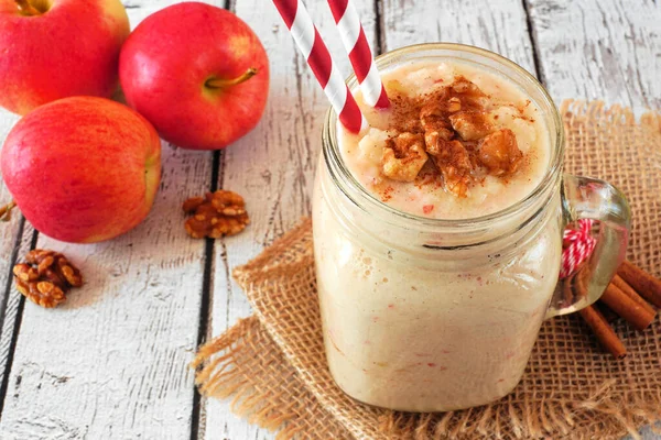 Frullato Torta Mele Barattolo Muratore Con Noci Cannella Scena Della — Foto Stock