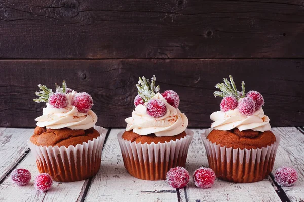 Weihnachtliche Lebkuchen Mit Frostigen Preiselbeeren Seitenansicht Vor Rustikalem Holz Hintergrund — Stockfoto