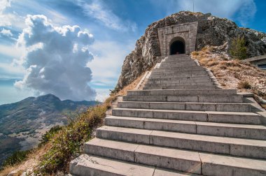 Karadağ lovcen dağ ve türbe