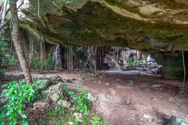 Caverna indiana em Caicos Médio ilha, Turcos e Caicos, Caribe — Fotografia de Stock