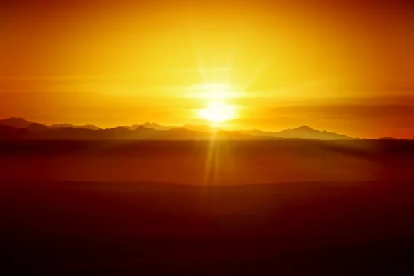 Puesta de sol en el desierto - Montañas rocosas egipcias — Foto de Stock