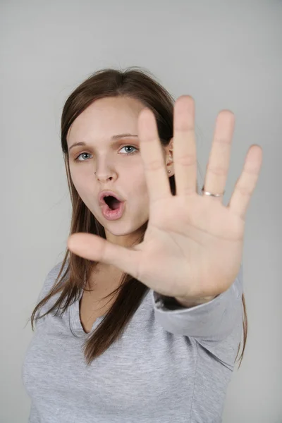 Νεαρή γυναίκα, κρατώντας το χέρι της και ουρλιάζοντας, "δεν!" — Φωτογραφία Αρχείου