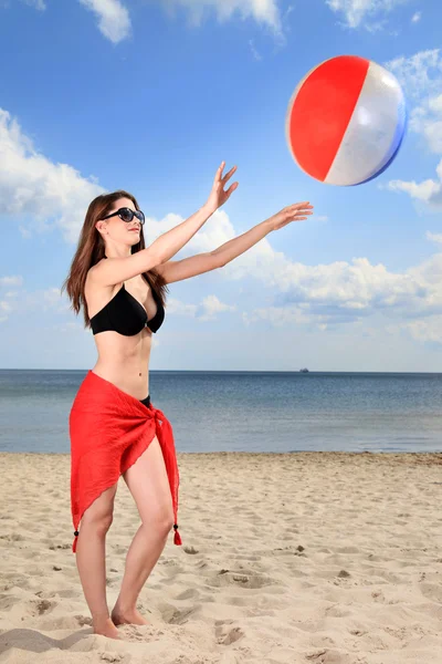 Chica jugando voleibol playa . — Foto de Stock