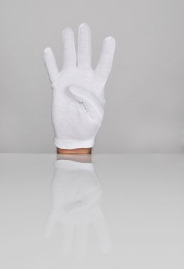 dört parmak yukarıya doğru işaret ver.